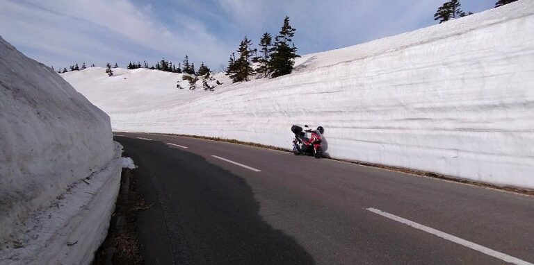 雪の回廊～志賀草津高原ルート開通ツーリング│ワイバイクADV150