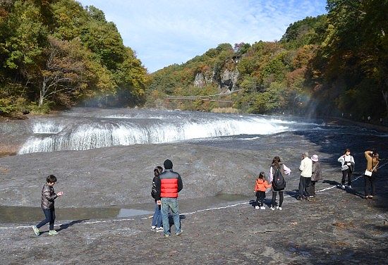 吹割の滝と観光客