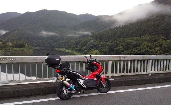 梅田大橋の上のADV150