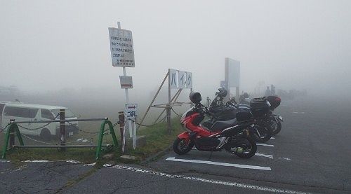 霧に包まれた駐車場の様子
