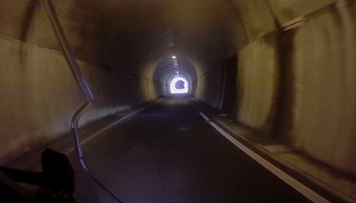 「林道老神穴原線」のトンネル